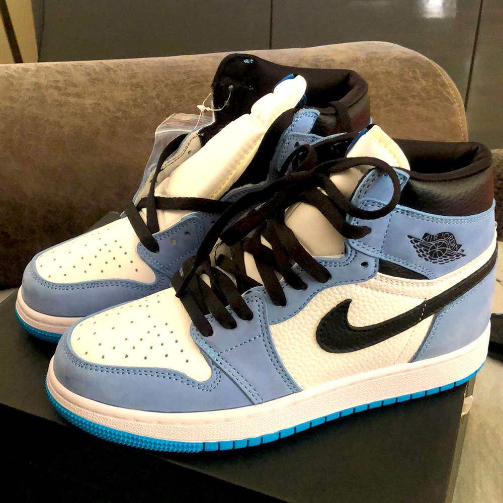 Jordan Retro 1 Mid University Blue, white, black